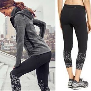 ✨Athleta Black Graphic Sonar Floral Pant Capri ✨